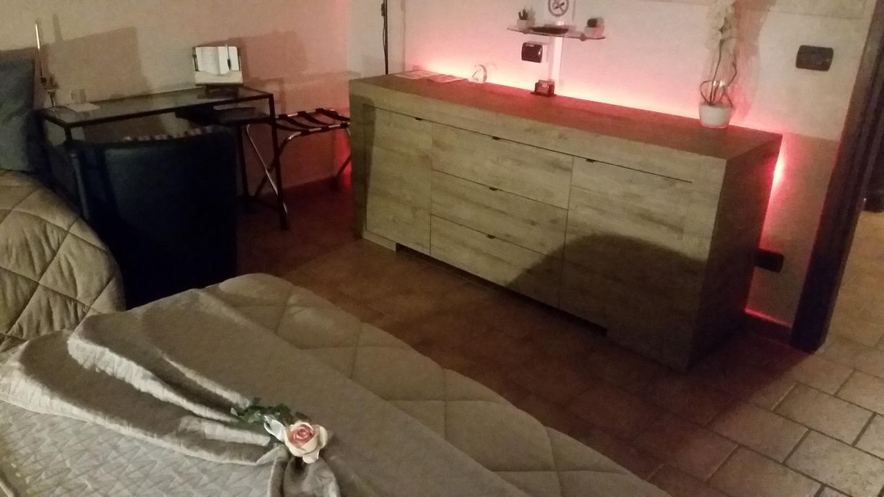 Villa Laura B&B Fossano Bagian luar foto